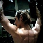 엠블랙 이준, 귀여운 미소와 <b>딴판</b>인 근육몸매