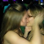 잘되고있다고 생각했던 여자애가 다른여자와 키스하는걸 봤어요 (사진有)