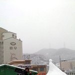 <b>옥상</b>에 2m짜리 눈사람을 쌓았어요. 사진 有
