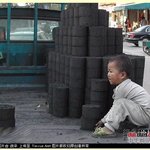 연탄 배달 돕는 아기