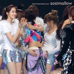 <b>니콜</b> 엉덩이 만지는 태연