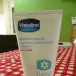 겨울철 <b>보습</b>제 꼭 발라줘야할듯,