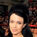 에이미 와인하우스 머리를 한 안젤리나 졸리