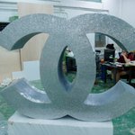 사진有)큐빅 15만개로 샤넬로고를 만들었어요!