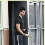 새로 뽑은 <b>아우디</b>타고 외출나온 테일러 로트너