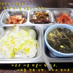 지하철에서 철<b>식판</b>에 밥을 먹다.