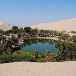 모래<b>사막</b> 한가운데 자리한 신기한 마을