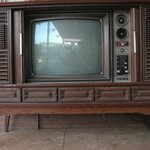 채널 빠진 흑백tv를 봤습니다.