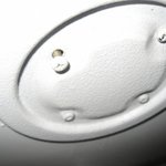 울집 현관문을 연장으로 뚫고있던 낯선남자..무서운세상..