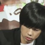 팬이랑 손마주하고 <b>짝짜꿍</b>하는 우영