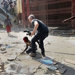 <b>아이티</b> 파견기자의 목숨을건 영웅 활약