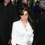 유죄판결받은 <b>에이미</b> 와인 하우스, 신발이...