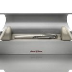 아반떼보다 비싼 펜 <b>하나쯤</b>은 다 갖고 계시잖아요~