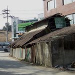 3층건물 옆의 낡은 정미소