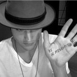 애쉬튼 커쳐-<b>데미</b> 무어의 트위터로 염장질하기ㅋㅋ