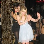 클럽 파티에서 제대로 취한 커스틴 <b>던스트</b>