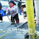 2살 아들 <b>거리</b>에 족쇄 채우고 <b>출근</b>