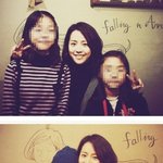 팬들과 <b>다정</b>하게 사진 찍어주는 한지민, 여신!