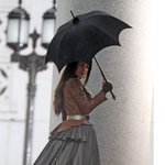 영화 찍는 메간 <b>폭스</b>, 특이한 우산을 들고 ㅎ