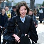 단발머리 최정원, 대학교 졸업식 참석한 모습