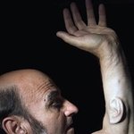 자신의 팔에 세번째 귀를 이식?