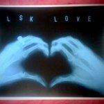 공공장소에서 키스하는 여자친구 (공연음란죄?)