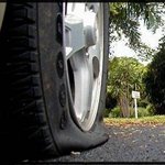 <b>펑크</b>난 타이어 잠깐만 이대로 주행해도 될까?