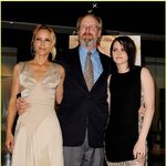 샤프한 얼굴선에 비해 <b>풍만</b>한 어깨라인의 크리스틴 스튜어트