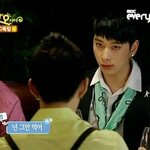 재범을 바라보는 <b>황찬성</b>의 눈빛..