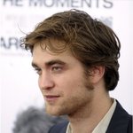 몰려든 팬들에게 웃으면서 <b>사인</b>하는 로버트 패틴슨