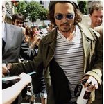 팬들에게 사인하는 <b>조니</b> 뎁, 매너에 반했어ㅠ