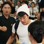 재범 출국직전 손에 꼭 쥔 팬레터