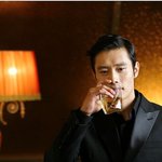 인플루언스 <b>한</b> 장면이라는데.. 이병헌<b>씨</b> 슬픈모습일까요 웃는모습일까요...