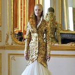 故 <b>알렉산더</b> 맥퀸 자살 전 남긴 유작들 공개