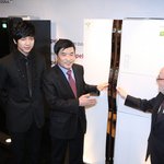 블랙 <b>슈트</b>를 입고 행사장에 나타난 울 승기