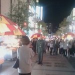 시내 한복판 모자지간 감격의 포옹 사진有