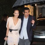 혼자만 <b>우산</b> 쓰는 제시카 알바 남편;;