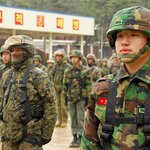 양국 해병들의 훈훈한 모습...한쪽에선?