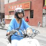 달리는 오토바이 <b>헬멧</b>속으로 꿀벌들어온사연.........