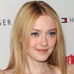 같은 드레스 입은 다코타 <b>패닝</b> vs 모델