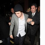 클럽에서 나오는 <b>로버트</b> 패틴슨, 취했나?