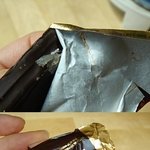 <b>허쉬</b>초콜릿먹는데 이물질이 나왔네요..