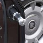 아 유 젠틀? 차 안에 우산 하나 챙겨두세요