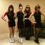 레이싱걸 의상 입은 <b>2ne1</b>, 박봄 치마;