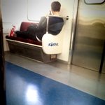지하철에서의 이런행동은 아니잖아.................