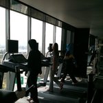 <b>yg</b> 신사옥 헬스클럽에서 운동하는 산다라박