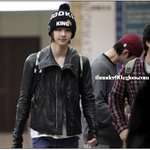 방송국 걸어가는 엠블랙 <b>천둥</b>, 모자가 얼굴 삼켰네