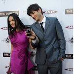 부인 <b>데미</b> 무어 사진 찍느라 바쁜 애쉬튼 커쳐