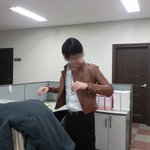 신입<b>사원</b>한테자기옷입어보라는상사-_-