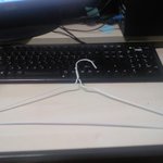 [사진有]24살 잉여남의 옷걸이로 책<b>받침대</b> 만들기 도전기입니다!